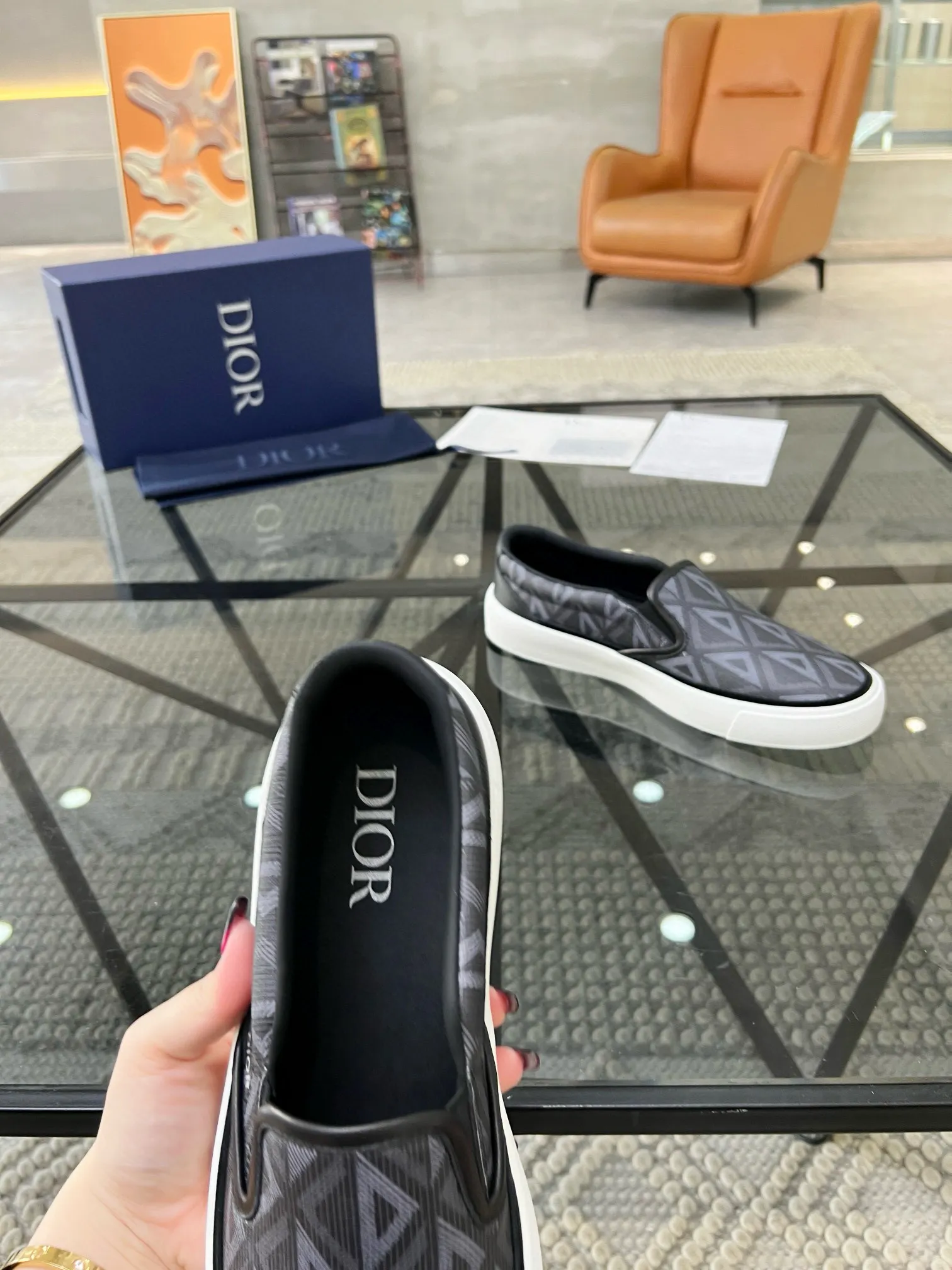 Factory price: 380💰D 🔍Top purchasing agent🇮🇹 Dior's super popular sneakers, popular sneakers, new products are synchronized with the counters. The uppers are imported cowhide from Italy. It is perfectly reproduced with complex craftsmanship that is a must-have for fashionistas. Imported soft water-dyed cowhide lining and foot pads Sole: The original sole is specially provided by the original factory, the exclusive movable molded sole is super comfortable, the original factory follows the order, 🔍🔍high quality, you can enter and exit the counter at will, welcome to compare, the code number is 39-44 (38 45 can be ordered)